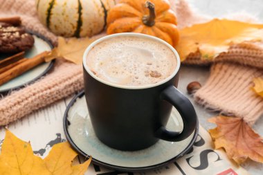 Masada bir fincan lezzetli kabak kahvesi.