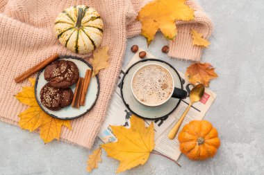Hafif arka planda bir fincan lezzetli balkabağı kahvesi ve kurabiye.