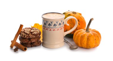 Beyaz arka planda bir fincan lezzetli balkabağı kahvesi ve kurabiye.