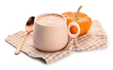 Beyaz arka planda bir fincan lezzetli balkabağı kahvesi.