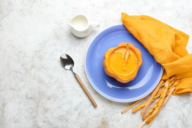 Kabakta servis edilen lezzetli çorba ve hafif arka planda Grissini.