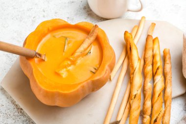 Kabakta servis edilen lezzetli çorba ve hafif arka planda Grissini.