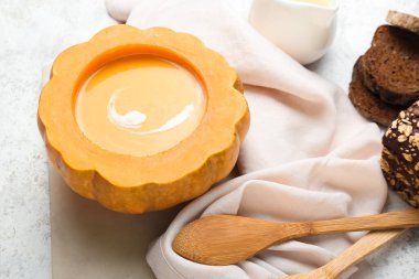 Balkabağında hafif arkaplanda servis edilen lezzetli çorba.