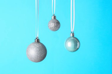 Renkli arka planda gümüş Noel topları, yakın plan