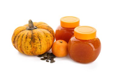 Beyaz arka planda bal kabağı reçeli kavanozları