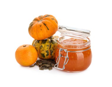 Beyaz arka planda bal kabağı reçeli kavanozu