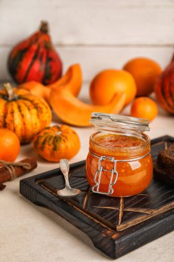 Masada bir kavanoz tatlı kabak reçeli