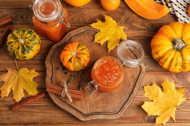 Ahşap arka planda tatlı balkabağı reçeli kavanozları