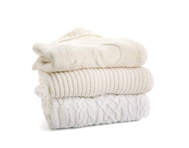 Beyaz arkaplanda sıcak süveter yığını