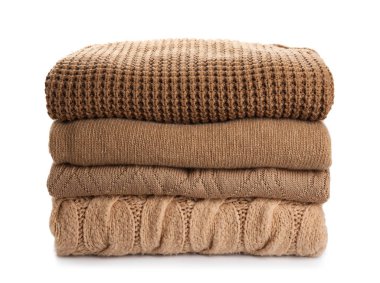 Beyaz arkaplanda modaya uygun süveter yığını