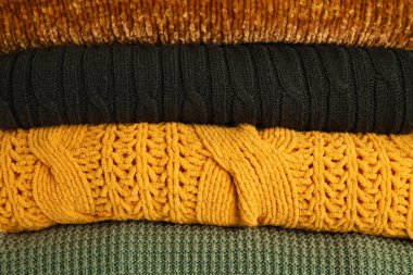 Arka plan olarak farklı şık süveter yığınları