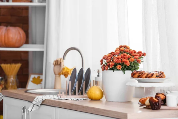 Pot Met Mooie Chrysant Bloemen Tafel Keuken — Stockfoto