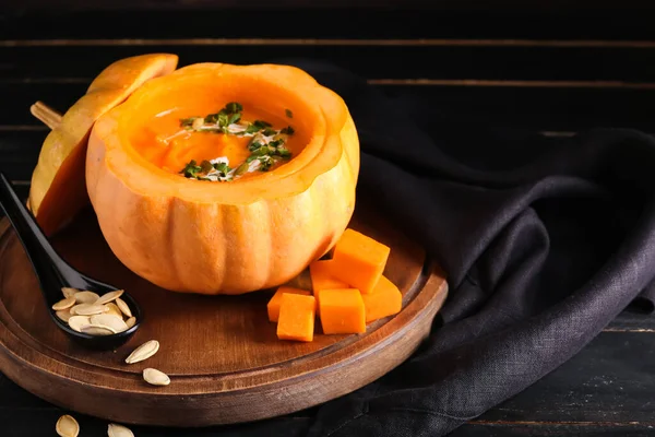 Leckere Sahnesuppe Serviert Kürbis Und Samen Auf Dunklem Holzhintergrund — Stockfoto