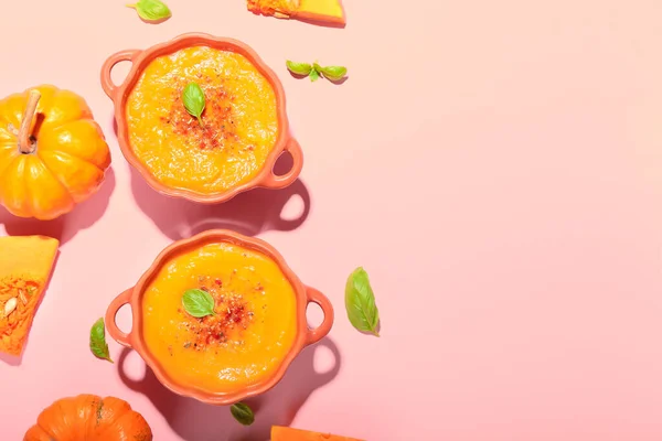 Pots Tasty Pumpkin Cream Soup Pink Background — Stock Photo, Image