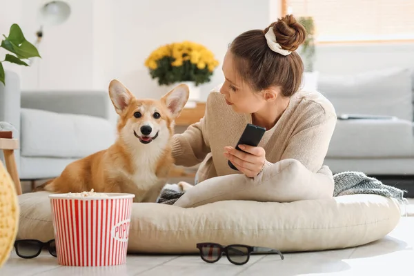 Young Woman Remote Control Cute Corgi Dog Home — Stock Photo, Image