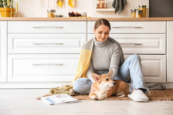Young Woman Warm Plaid Cute Corgi Dog Sitting Floor Kitchen — Stock Photo, Image