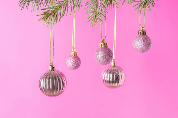 Veel Kerstballen Opknoping Sparren Takken Tegen Roze Achtergrond Close — Stockfoto
