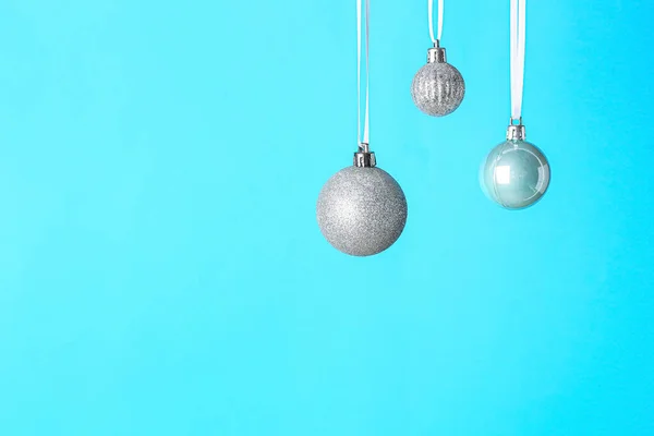 Bolas Navidad Plata Sobre Fondo Color — Foto de Stock