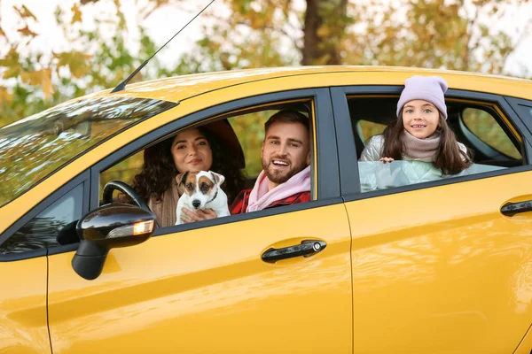 Ouders Met Kleine Dochter Schattige Hond Zittend Gele Auto — Stockfoto