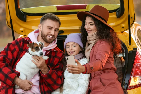 Genitori Con Figlioletta Cane Carino Scattare Selfie Nel Bagagliaio Dell — Foto Stock