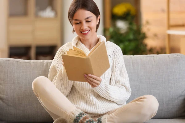 Schöne Junge Frau Liest Buch Hause Auf Dem Sofa — Stockfoto