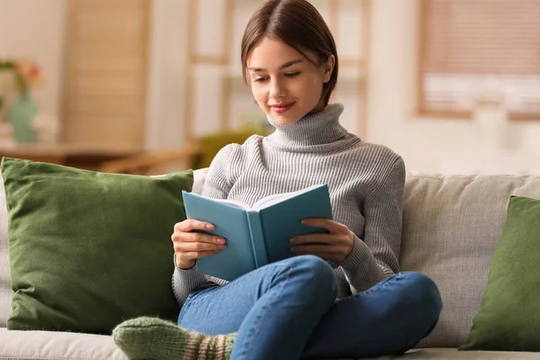 Beautiful Young Woman Reading Book Sofa Home — Stock Photo, Image