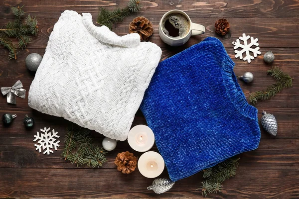 Suéteres Elegantes Taza Café Velas Encendidas Decoración Navidad Sobre Fondo —  Fotos de Stock
