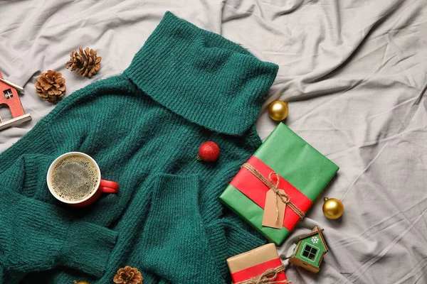 Suéter Con Estilo Taza Café Cajas Regalo Decoración Navidad Sobre —  Fotos de Stock