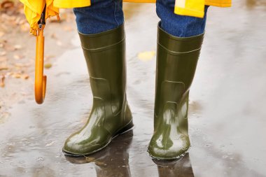 Sonbahar günü parkta çizme giyen bir adam, yakın plan.