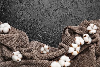 Koyu arkaplanda güzel pamuk çiçekleri ve kumaştan bir dal