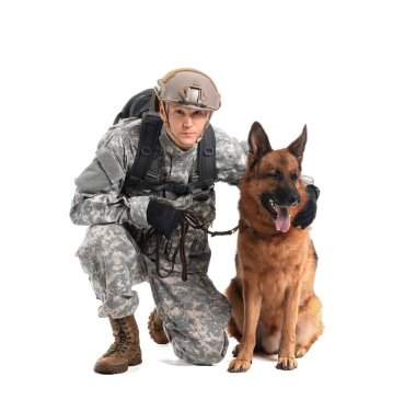 Beyaz arka planda asker köpeği olan bir asker.