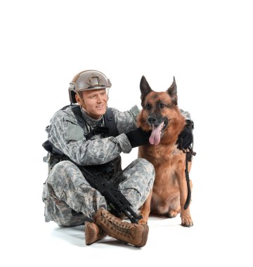 Beyaz arka planda asker köpeği olan bir asker.