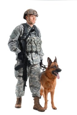 Beyaz arka planda asker köpeği olan bir asker.