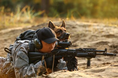 Dışarıdaki savaş sırasında askeriyede çalışan köpeği olan bir asker.