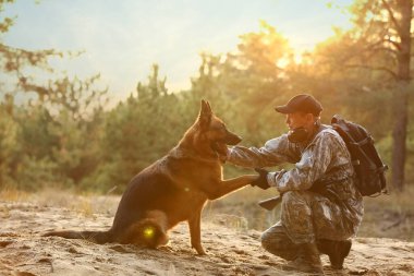Asker köpeği dışarıdaki askere pençe veriyor.