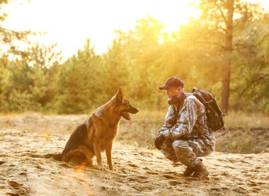 Askeri çalışan köpek açık havada asker