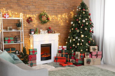 Şömineli güzel bir oturma odası ve Noel arifesinde hediyeli köknar ağacı.