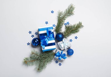 Hediye kutuları, toplar ve arka planda köknar dallarıyla Noel kompozisyonu