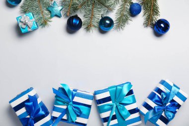 Hediye kutuları, toplar ve arka planda köknar dallarıyla Noel kompozisyonu