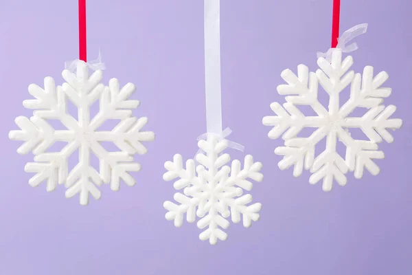 Flocons Neige Blancs Noël Suspendus Sur Fond Couleur — Photo