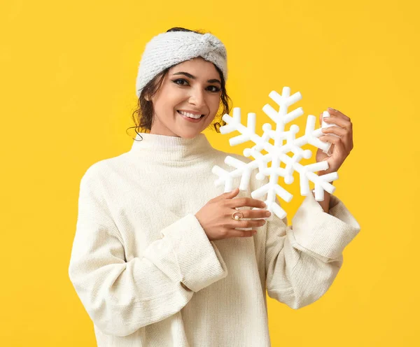 Mooie Vrouw Met Grote Sneeuwvlok Gele Achtergrond — Stockfoto