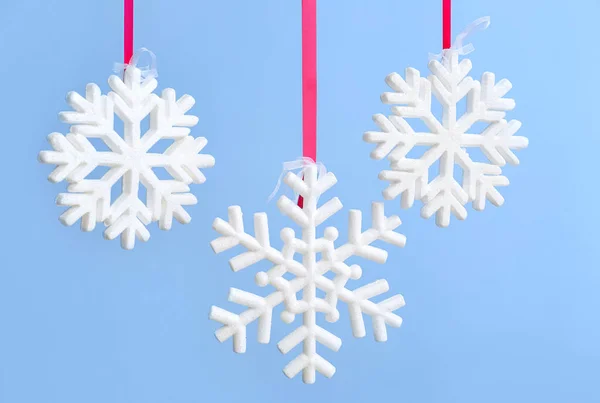 Hermosos Copos Nieve Colgantes Sobre Fondo Azul —  Fotos de Stock