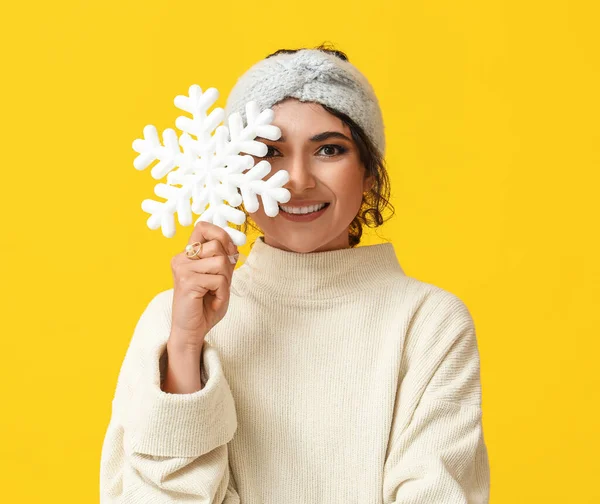 Όμορφη Χαμογελαστή Γυναίκα Κρατώντας Μεγάλη Νιφάδα Χιονιού Κίτρινο Φόντο — Φωτογραφία Αρχείου