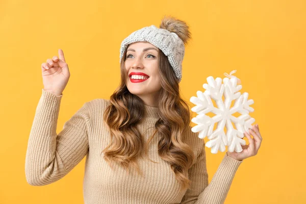 Glückliche Junge Frau Mit Großer Schneeflocke Auf Gelbem Hintergrund — Stockfoto