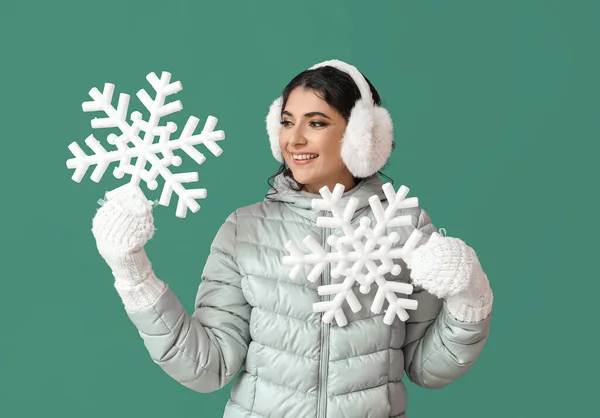 Mulher Sorridente Bonita Roupas Quentes Segurando Grandes Flocos Neve Fundo — Fotografia de Stock