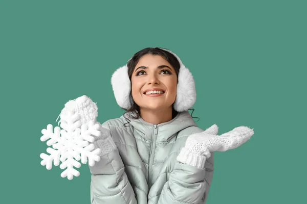 Smiling Woman Warm Clothes Holding Snowflake Looking Green Background — Stock Photo, Image