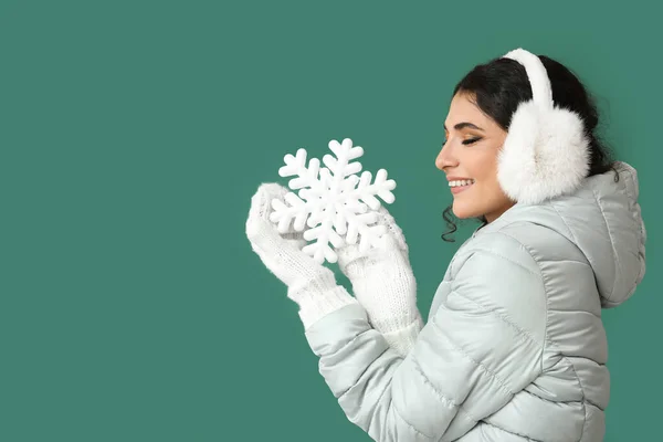 Ευτυχισμένη Γυναίκα Κλειστά Μάτια Κρατώντας Νιφάδες Χιονιού Πράσινο Φόντο — Φωτογραφία Αρχείου