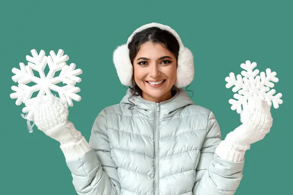 Vacker Kvinna Vinter Kläder Håller Snöflingor Grön Bakgrund — Stockfoto