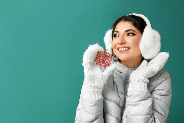 Beautiful Smiling Woman Winter Clothes Holding Red Snowflake Green Background — Stock Photo, Image