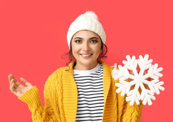 Smiling Woman Beautiful Snowflake Red Background — Stock Photo, Image